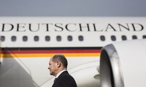 Foto: Olaf Scholz geht vor einem Regierungsflieger entlang