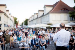 Foto: Olaf Scholz spricht vor Bürgerinnen und Bürgern am Brandenburger Tor in Potsdam