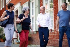 Foto: Olaf Scholz geht durch das Holländische Viertel