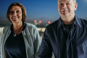 Foto: Gemeinsam mit seiner Ehefrau Britta Ernst geht Olaf Scholz die Gangway eines Flugzeugs hinauf