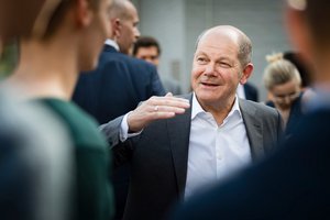 Foto: Olaf Scholz im Gespräch mit jungen Leuten