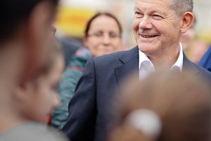 Foto: Olaf Scholz im Gespräch bei der Gewerbeschau in Stahnsdorf