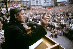 Foto: Helmut Schmidt bei einer Wahlkampfkundgebung auf dem Römerberg in Frankfurt am Main 1976
