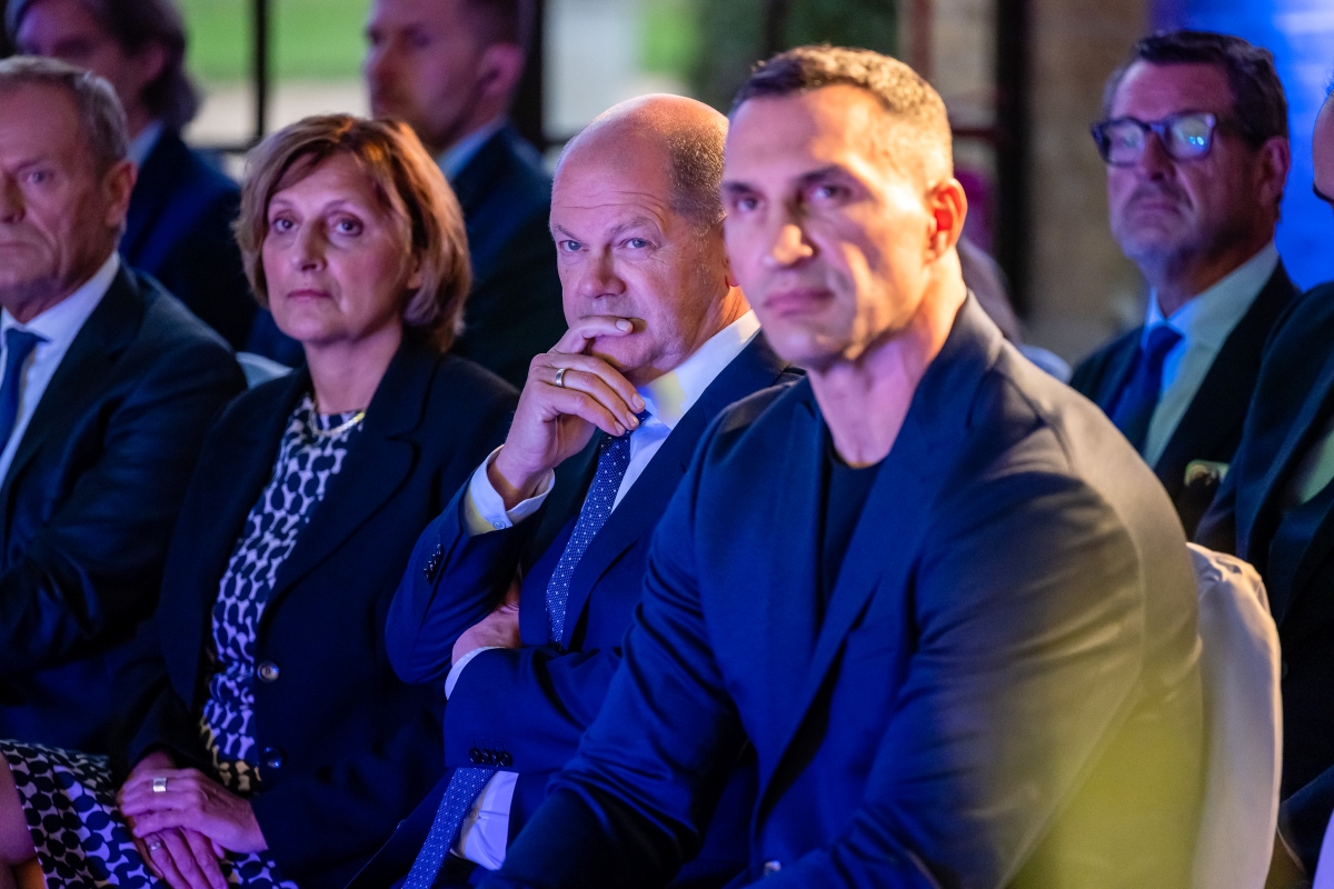 Olaf Scholz neben Wladimir Klitschko im Publikum bei der Verleihung des M100 Media Awards.