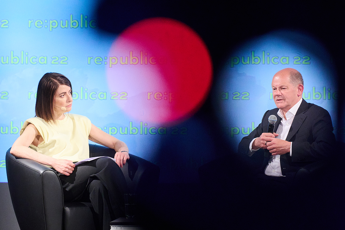 Foto: Olaf Scholz im Gespräch mit Linda Zervakis auf der re:publica 2022