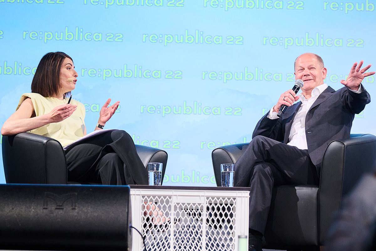 Foto: Olaf Scholz im Gespräch mit Linda Zervakis auf der re:publica 2022
