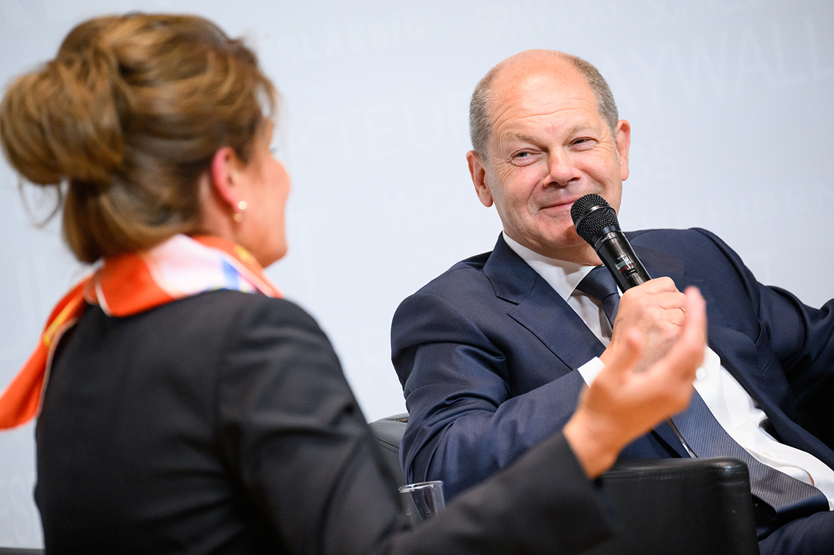 Foto: Olaf Scholz redet anlässlich der Medienpolitischen Stunde des 46. Kongresses Deutscher Lokalzeitungen