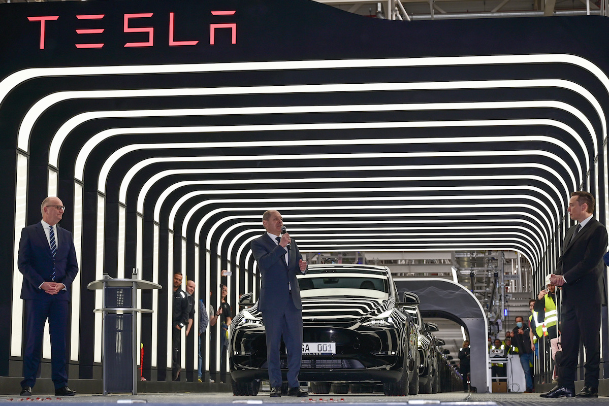 Foto: Dietmar Woidke (l-r), Olaf Scholz (SPD) und Elon Musk nehmen an der Eröffnung der Tesla-Fabrik Berlin Brandenburg teil.