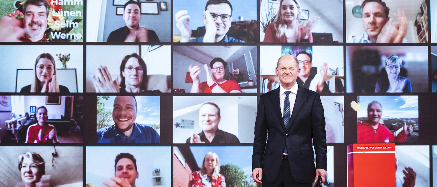 Foto: Delegierte jubeln Olaf Scholz nach seiner Rede auf dem digitalen Parteitag zu
