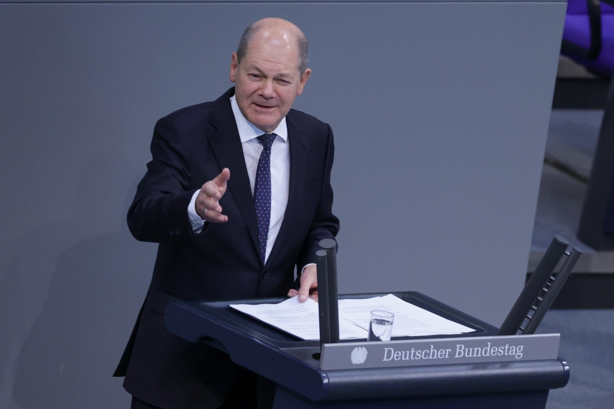 Foto: Olaf Scholz am Rednerpult im Plenarsaal